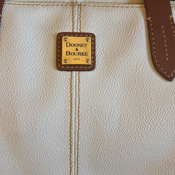 White Dooney & Bourke tote. - Picture 2 of 6